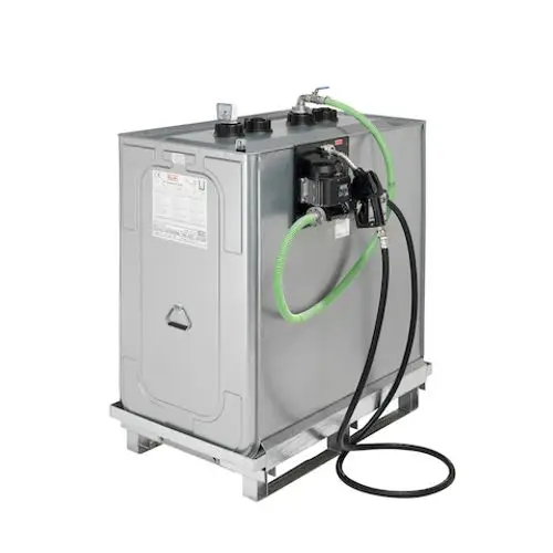 Roth Diesel-Tankanlage mit Elektropumpe, auf stabilem Gestell montiert, ausgestattet mit Schläuchen und Anschlüssen zur Betankung.